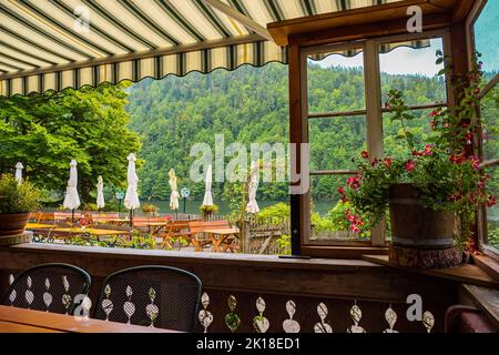 Blick von der Terrasse des traditionellen Restaurants Fischerhütte am Seeufer des legendären Toplitzersees, Ausseer Region, Steiermark, Österreich Stockfoto