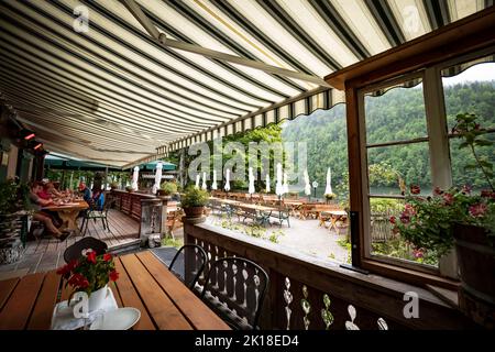 Blick von der Terrasse des traditionellen Restaurants Fischerhütte am Seeufer des legendären Toplitzersees, Ausseer Region, Steiermark, Österreich Stockfoto