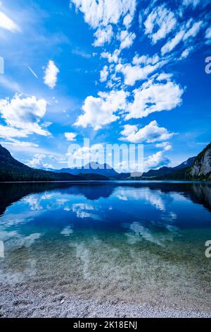 Atemberaubende Aussicht auf den alpinen Altausseer See im Ausseer Land, Salzkammergut, Steiermark, Österreich Stockfoto