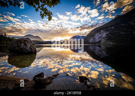 Atemberaubende Aussicht auf den alpinen Altausseer See im Ausseer Land, Salzkammergut, Steiermark, Österreich, mit einem atemberaubenden Sonnenuntergang im Hintergrund Stockfoto