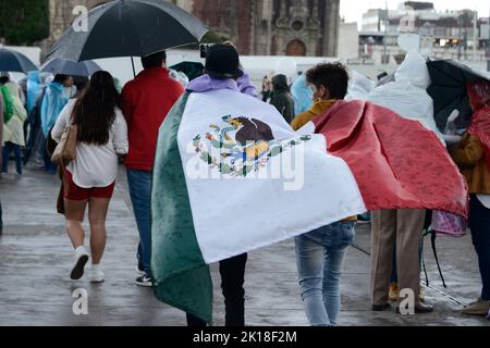 Mexiko-Stadt, Mexiko. 15. September 2022. 15. September 2022, Mexiko-Stadt, Mexiko: Eine Person mit der mexikanischen Flagge nimmt an der Innenstadt von Mexiko-Stadt Teil, um sich dem Unabhängigkeitsschrei im Rahmen der Feierlichkeiten zum 212.. Jahrestag des mexikanischen Unabhängigkeitstages anzuschließen. Am 15. September 2022 in Mexiko-Stadt, Mexiko. (Foto: Carlos Tischler/Eyepix Group/Sipa USA) Quelle: SIPA USA/Alamy Live News Stockfoto