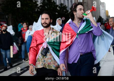 Mexiko-Stadt, Mexiko. 15. September 2022. 15. September 2022, Mexiko-Stadt, Mexiko: Eine Person mit der mexikanischen Flagge nimmt an der Innenstadt von Mexiko-Stadt Teil, um sich dem Unabhängigkeitsschrei im Rahmen der Feierlichkeiten zum 212.. Jahrestag des mexikanischen Unabhängigkeitstages anzuschließen. Am 15. September 2022 in Mexiko-Stadt, Mexiko. (Foto: Carlos Tischler/Eyepix Group/Sipa USA) Quelle: SIPA USA/Alamy Live News Stockfoto