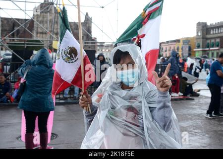 Mexiko-Stadt, Mexiko. 15. September 2022. 15. September 2022, Mexiko-Stadt, Mexiko: Eine Person mit der mexikanischen Flagge nimmt an der Innenstadt von Mexiko-Stadt Teil, um sich dem Unabhängigkeitsschrei im Rahmen der Feierlichkeiten zum 212.. Jahrestag des mexikanischen Unabhängigkeitstages anzuschließen. Am 15. September 2022 in Mexiko-Stadt, Mexiko. (Foto: Carlos Tischler/Eyepix Group/Sipa USA) Quelle: SIPA USA/Alamy Live News Stockfoto