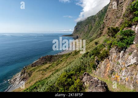 Blick auf die einstürzenden Klippen von Fajã de Lopo Vaz an der Südküste der Insel Flores, Portugal Stockfoto