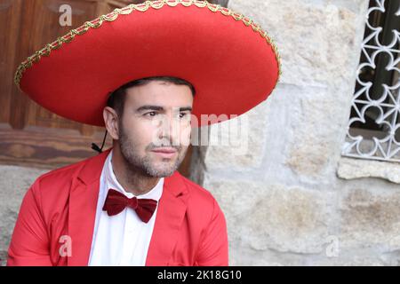 Mexikanischer Mann mit traditioneller festlicher Kleidung Stockfoto