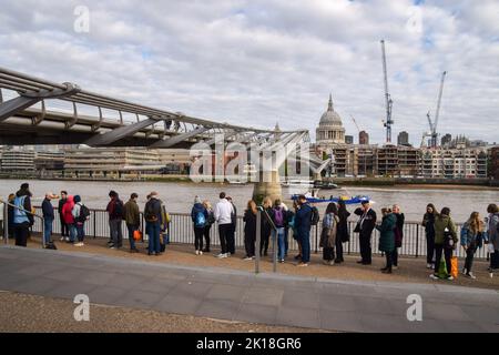 London, Großbritannien. 16. September 2022. Menschenmassen warten neben der Millennium Bridge. Die Schlange für das im Zustand liegende von Königin Elizabeth II. Erstreckt sich über mehrere Meilen, während Trauernde stundenlang warten, um den Sarg der Königin zu sehen. Der Sarg wurde in der Westminster Hall im Palace of Westminster platziert, wo sie bis zu ihrer Beerdigung am 19.. September bleiben wird. Kredit: Vuk Valcic/Alamy Live Nachrichten Stockfoto