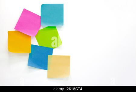 Sammlung von verschiedenfarbigen Notenblättern, isoliert auf weißem Hintergrund, Post-it-Notizen, Sammlung von verschiedenfarbigen Notenblättern Stockfoto