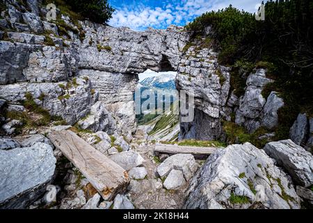 Atemberaubende Aussicht durch das sogenannte Loser-Fenster, ein Felsbogen auf dem Loser Berg, Ausseer Land, Steiermark, Österreich Stockfoto