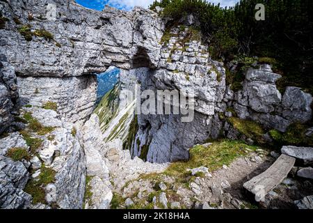 Atemberaubende Aussicht durch das sogenannte Loser-Fenster, ein Felsbogen auf dem Loser Berg, Ausseer Land, Steiermark, Österreich Stockfoto
