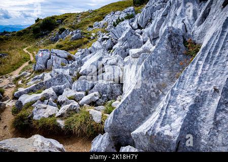 Blick auf Felsbrocken entlang des Weges zum Loser Gipfel, die aussehen, als seien sie bearbeitet worden, aber eigentlich natürlich, Ausseerland, Steiermark, Österreich Stockfoto