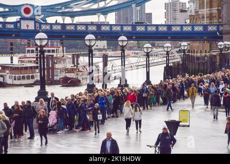 London, England, Großbritannien. 16. September 2022. Trauernde warten neben der Tower Bridge. Die Schlange für das im Zustand liegende von Königin Elizabeth II. Erstreckt sich über mehrere Meilen, während Trauernde stundenlang warten, um den Sarg der Königin zu sehen. Der Sarg wurde in der Westminster Hall im Palace of Westminster platziert, wo sie bis zu ihrer Beerdigung am 19.. September bleiben wird. Kredit: ZUMA Press, Inc./Alamy Live Nachrichten Stockfoto