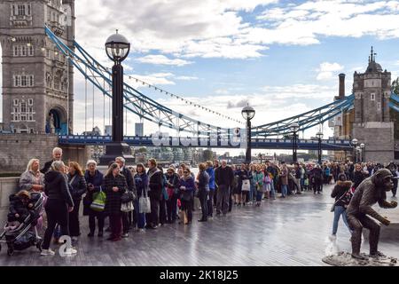 London, England, Großbritannien. 16. September 2022. Trauernde warten neben der Tower Bridge. Die Schlange für das im Zustand liegende von Königin Elizabeth II. Erstreckt sich über mehrere Meilen, während Trauernde stundenlang warten, um den Sarg der Königin zu sehen. Der Sarg wurde in der Westminster Hall im Palace of Westminster platziert, wo sie bis zu ihrer Beerdigung am 19.. September bleiben wird. Kredit: ZUMA Press, Inc./Alamy Live Nachrichten Stockfoto