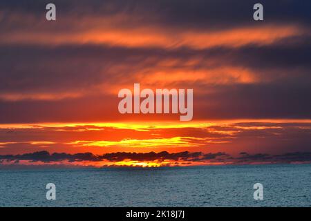 Sonnenuntergang in Cala Blanca, in der Nähe von Cuitadella, Menorca Stockfoto