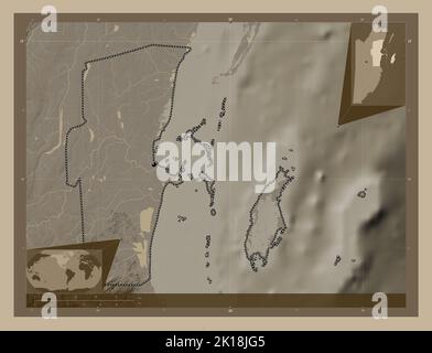 Belize, Distrikt von Belize. Höhenkarte in Sepia-Tönen mit Seen und Flüssen. Standorte der wichtigsten Städte der Region. Ecke Zusatzlok Stockfoto