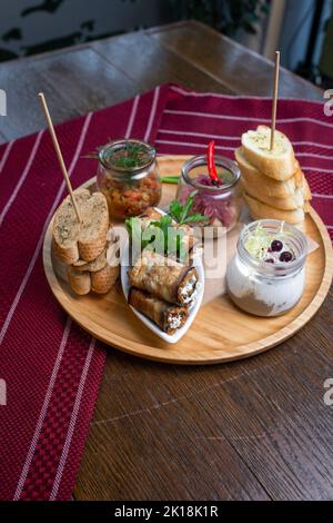 Vorspeise im Restaurant. Sandwiches, Auberginen, auf einem Holztisch Stockfoto