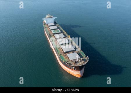 Blick auf das Seefrachtschiff von oben. Stockfoto