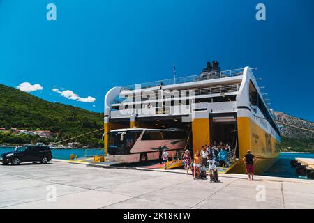 Poros, Insel Cefalonia, Griechenland - Juli 17 2019: Ausschiffung von Autos, Bussen und Passagieren von der Fähre der Levante Ferries Group, die im Hafen anlegt Stockfoto