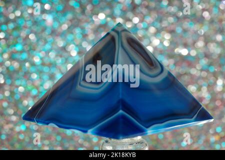 Blau-violette Pyramide aus Achat mit Quarzeinschlüssen oder als Scheibe gearbeitet Stockfoto
