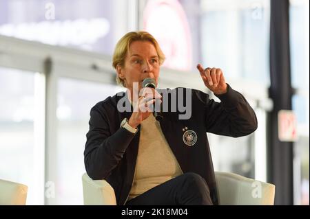 Hessen, Deutschland. 16. September 2022. 16. September 2022, Hessen, Frankfurt/Main: Fußball: Frauen, Bundesliga, FF27-Forum - Frauen im Fußball, im Deutsche Bank Park Stadium. Martina Voss-Tecklenburg, Nationaltrainerin der deutschen Frauen-Fußballnationalmannschaft. Foto: Sven Beyrich/dpa Kredit: dpa picture Alliance/Alamy Live News Stockfoto