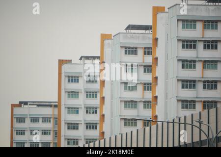 Blick auf die Wohngebäude von signapore in einem niedrigen Winkel vor blauem Himmel Stockfoto
