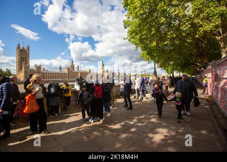 London, England, Großbritannien. 16. September 2022. Trauerjägern stehen im Albert Embankment Schlange, um Königin Elizabeth II im britischen parlament im Staat liegen zu sehen. Kredit: ZUMA Press, Inc./Alamy Live Nachrichten Stockfoto