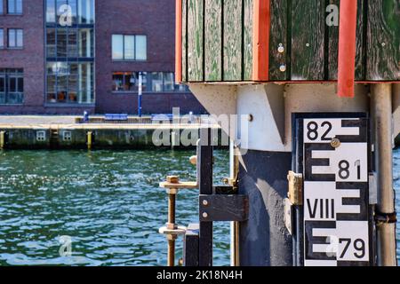 Messgerät zur Messung des Wasserstands, Konzept der Messung, am Beispiel eines solchen Geräts im Alten Hafen von Wismar, Deutschland. Stockfoto