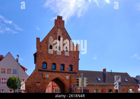 Altes Wassertor, ein gotisches Hafentor aus dem Jahr 1450 und Teil der historischen Stadtbefestigung am Alten Hafen, Wismar, Deutschland. Stockfoto