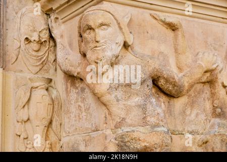 Figur und Grimasse in Stein gemeißelt, architektonisches Detail auf dem Portal des Fürstenhofs, Wismar, Deutschland. Stockfoto