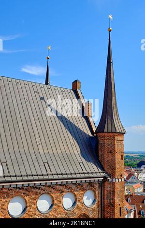 Kirchturm und Dach der Georgenkirche, Altstadt der Hansestadt Wismar, Mecklenburg-Vorpommern, Deutschland. Stockfoto