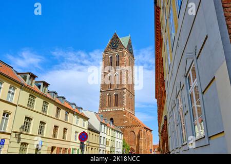 Straßenbild und Turm und Kirchturm der Marienkirche, Altstadt der Hansestadt Wismar, Deutschland. Stockfoto