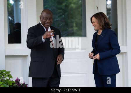 Washington DC, USA. 16. September 2022. Die Vizepräsidentin der Vereinigten Staaten, Kamala Harris, und der südafrikanische Präsident Cyril Ramaphosa unterhalten sich, bevor sie am Freitag, den 16. September 2022, im offiziellen Wohnsitz des Vizepräsidenten in Washington, DC, Gespräche führten. Kredit: UPI/Alamy Live Nachrichten Stockfoto