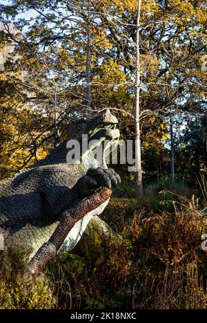 Iguanodon-Skulpturen im Dinosaur Park, Crystal Palace Park, London, England, Großbritannien Stockfoto