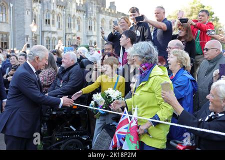 König Charles III. Trifft sich mit Mitgliedern der Öffentlichkeit bei einem Besuch von Cardiff Castle in Wales. Bilddatum: Freitag, 16. September 2022. Stockfoto