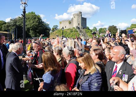 König Charles III. Trifft sich mit Mitgliedern der Öffentlichkeit bei einem Besuch von Cardiff Castle in Wales. Bilddatum: Freitag, 16. September 2022. Stockfoto