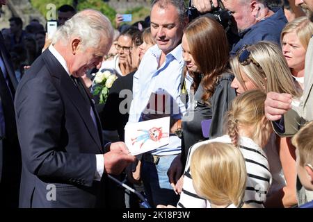 König Charles III. Trifft sich mit Mitgliedern der Öffentlichkeit bei einem Besuch von Cardiff Castle in Wales. Bilddatum: Freitag, 16. September 2022. Stockfoto