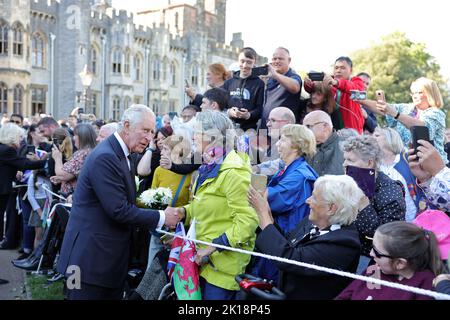 König Charles III. Trifft sich mit Mitgliedern der Öffentlichkeit bei einem Besuch von Cardiff Castle in Wales. Bilddatum: Freitag, 16. September 2022. Stockfoto