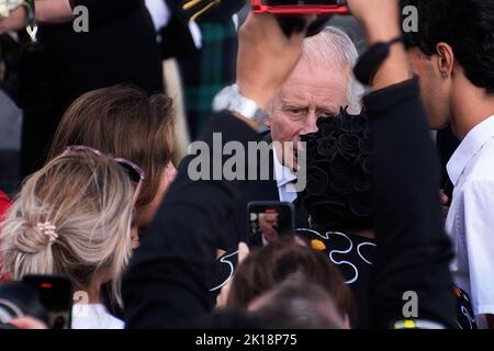 Wales, Großbritannien. 16. September 2022. Karl III., der neue König des Vereinigten Königreichs, begrüßt das walisische Volk zu seinem ersten offiziellen Besuch bei Königin Camilla im Parlamentsgebäude in Cardiff. Kredit: SOPA Images Limited/Alamy Live Nachrichten Stockfoto