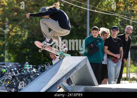 Leipzig, Deutschland. 16. September 2022. Lukas startet mit seinem Skateboard bei der DDR-Meisterschaft im Skatepark am Leipziger Heizhaus. Hier findet von Freitag bis Sonntag (16.-18. September) zunächst die DDR und dann die Deutsche Skateboard Meisterschaft 25. statt. Quelle: Jan Woitas/dpa/Alamy Live News Stockfoto