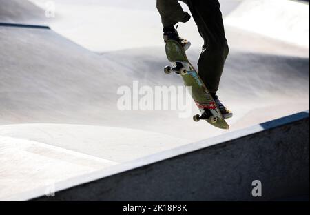 Leipzig, Deutschland. 16. September 2022. Ein Teilnehmer fährt während des Trainings zur Skateboard-Meisterschaft im Skate Park im Leipziger Heizhaus. Hier findet von Freitag bis Sonntag (16.-18. September) zunächst die DDR und dann die Deutsche Skateboard Meisterschaft 25. statt. Quelle: Jan Woitas/dpa/Alamy Live News Stockfoto