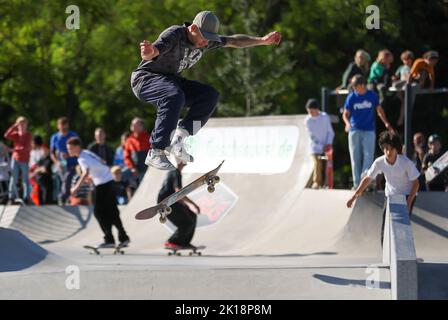 Leipzig, Deutschland. 16. September 2022. Ein Teilnehmer fährt während des Trainings zur Skateboard-Meisterschaft im Skate Park im Leipziger Heizhaus. Hier findet von Freitag bis Sonntag (16.-18. September) zunächst die DDR und dann die Deutsche Skateboard Meisterschaft 25. statt. Quelle: Jan Woitas/dpa/Alamy Live News Stockfoto