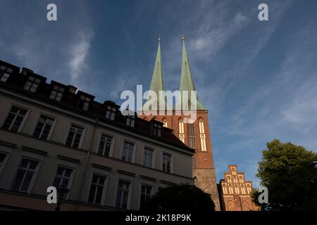 St. Nikolai-Kirche (St. Nikolaikirche) befestigte Westwerk. Sie ist die älteste Kirche Berlins (erbaut 1220 - 1230). Nikolaiviertel Stockfoto