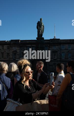 Szenen auf der Royal Mile in den Minuten, nachdem der Sarg Ihrer Majestät Königin Elizabeth II. Seine Reise nach London beginnt und Schottland zum letzten Mal verlässt, in Edinburgh, Schottland, 13. September 2022. Stockfoto