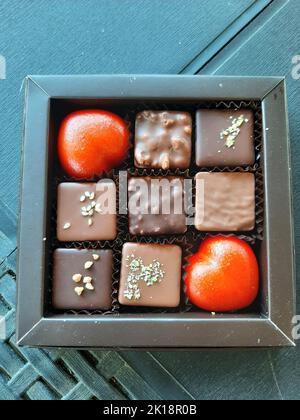 Handgemachte Pralinen in verschiedenen Farben in einer Schachtel Stockfoto