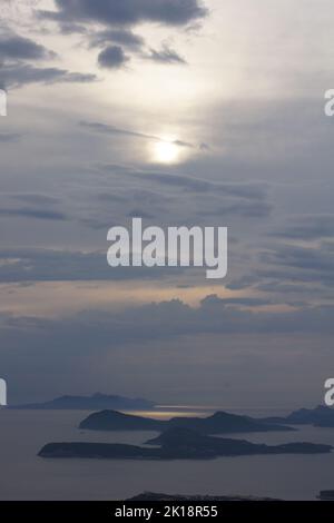 Costa de Dubrovnik y ciudad en el mar Adriatico Stockfoto