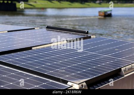 Krakau. Krakau. Polen. Sonnenkollektoren an Deck des Schiffes. Stromquelle. Stockfoto