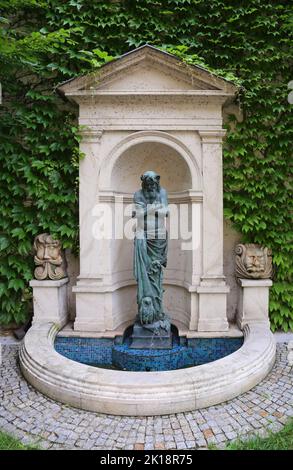 Krakau. Krakau. Polen. Bronzestatue von Morpheus, altgriechischer gott des Schlafes und der Träume, trägt Mohnblumen und blühende Krone. Stockfoto