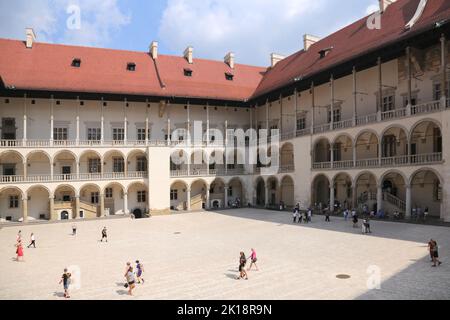 Krakau. Krakau. Polen. Wawel, Königsschloss auf dem Wawel Hill. Renaissance Innenhof Arkaden. Stockfoto