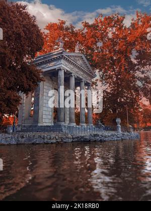 Tempel des Asklepios, berühmte Wahrzeichen Roms, Herbstfarben Stockfoto