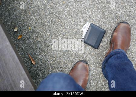 Brieftasche auf dem Boden im Park hinterlassen Stockfoto