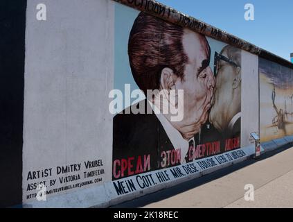 Graffiti-Gemälde „My God, Help Me to Survive This Deadly Love“ (auch bekannt als „Brudernal Kiss“) des Künstlers Dmitri Vrubel. 1990. Denkmal der East Side Gallery. Meh Stockfoto